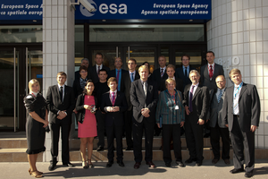  Eesti delegatsioon ESA peakorteri ees Pariisis. 