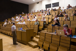 2009. aastal EstSpacE’i korraldatud suvekoolist osavõtjaid loengut kuulamas.