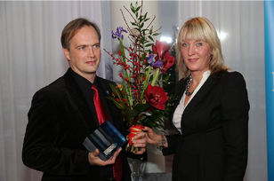 Mart Noorma vastu võtmas „Aasta inimese” auhinda. Pildil koos ajalehe Postimees peatoimetaja Merit Kopliga. (Foto Peeter Langovits/Postimees).