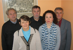 Teoreetiliese astrofüüsika rühma töötajad. Esireas vasakult Lilli Sapar ja Anna Aret. Tagareas seisavad vasakult Arved Sapar, Jaan Pelt ja Tõnu Viik.