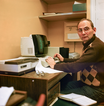 Jaan Einasto töötamas arvutiga Apple II+.