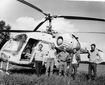 Väga palju mõõtmisi tuli teha lennukitelt ja helikopteritelt. Vasakult piloot, Urmas Peterson, Andres Kuusk, Aleksander Savihhin ja Erko Meikas.