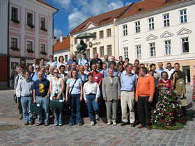 Konverentsist osavõtjad 2005. a. Tartus Raekoja platsil.