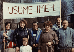 Tõraverelased 1988. aasta mais Tartus Isemajandava Eesti toetuseks toimunud miitingul.