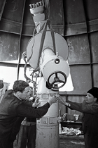 Esimese teleskoobi paigaldamine 1963. a. Vasakul Uno Veismann, paremal Riho Koppel.