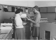  Liia Einasto (vasakul) ja Koidula Eerme töötavad Tõravere esimesel elektronarvutil.
