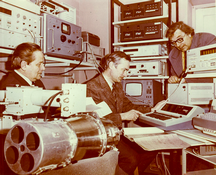  Teleradiomeetri Mikron katsetamine laboratooriumis. Vasakult Olev Avaste, Uno Veismann ja Charles Villmann.