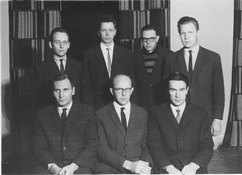Aparaadiehitajad. Istuvad vasakult Taimo Kübbar, Valdur Tiit ja Uno Veismann. Seisavad vasakult Riho Koppel, Enn Märt Maasik, Leo Utter ja Rein Laigo.  