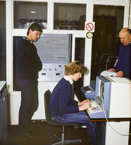 Toivo Põld ja Herbert Niilisk jälgivad, kuidas Külli Kärner arvutiga töötab.